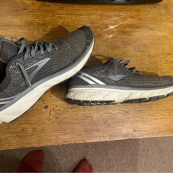 Brooks Men's Gray Running Shoes - Picture 2 of 5